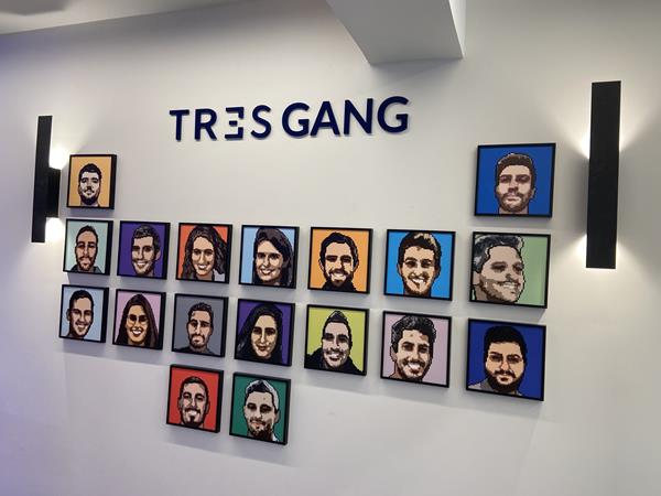 אותיות בולטות בצביעה מט על קיר מעוצב במשרד עם תמונות עובדים