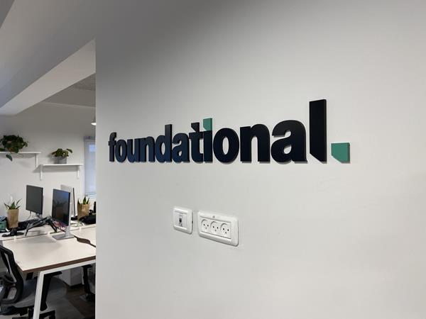 שלט לוגו אותיות בולטות מט