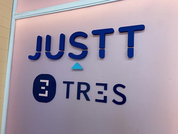 לוגו הכוונה בכניסה לבניין משרדים