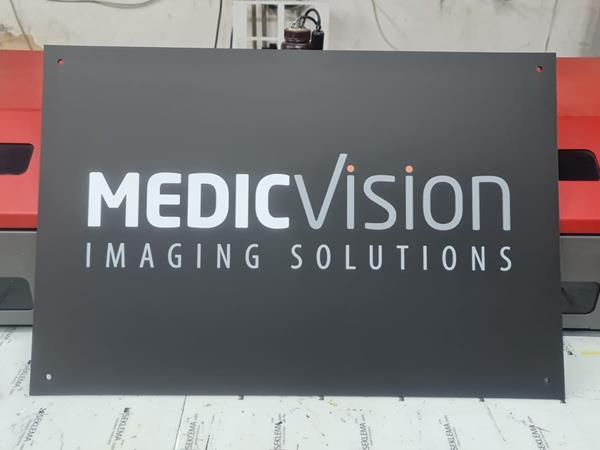 שלט פרספקס שחור מט הדפסה ישירה לוגו