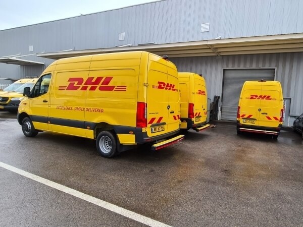 עיטוף רכב של חברת DHL - עיטוף מלא על רכב מסחרי גדול