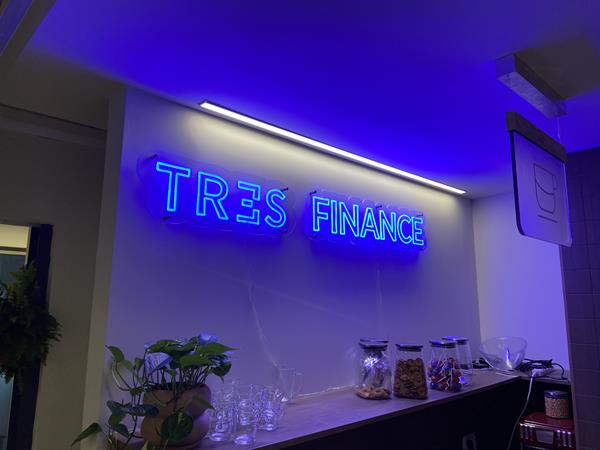 שלט ניאון לד למטבחון במשרד